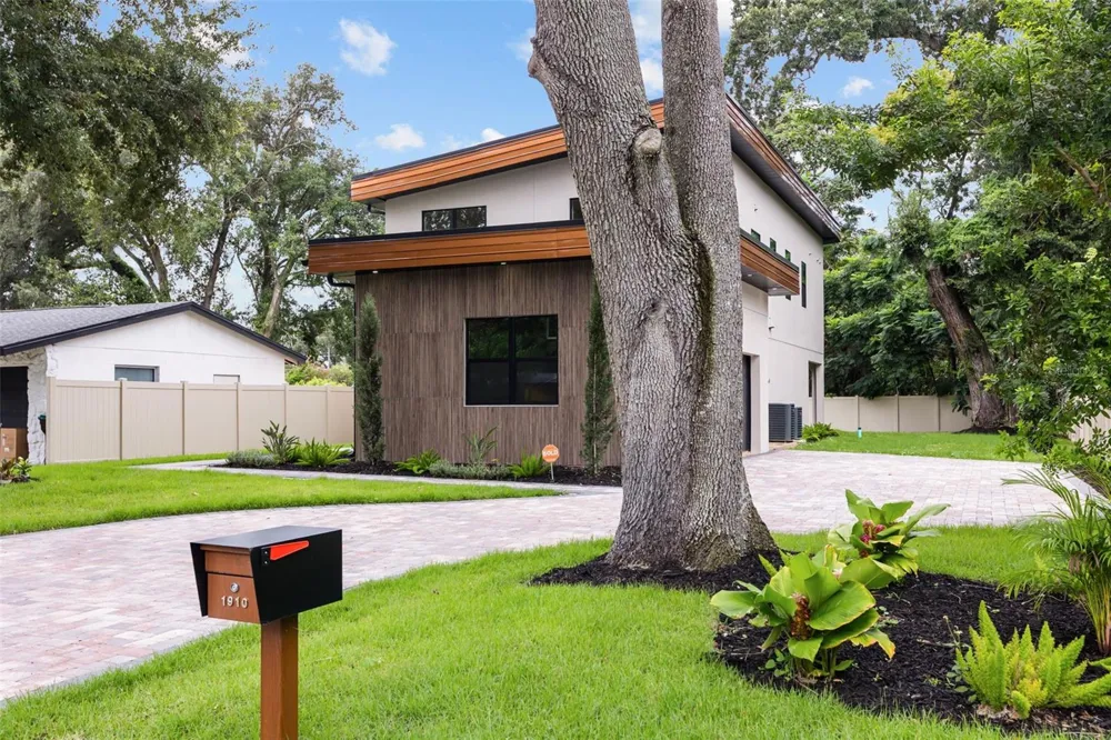 1910 CLOVERLAWN AVENUE Orlando, FL 32806