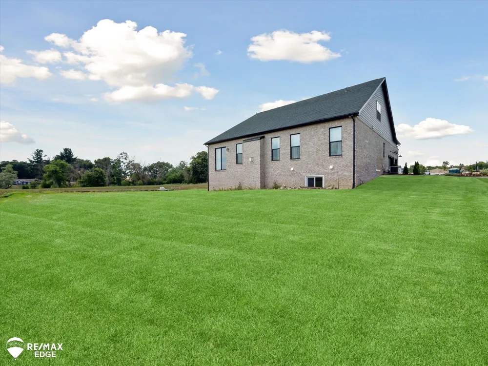 758 Sutton Court York Charter Township, MI 48176