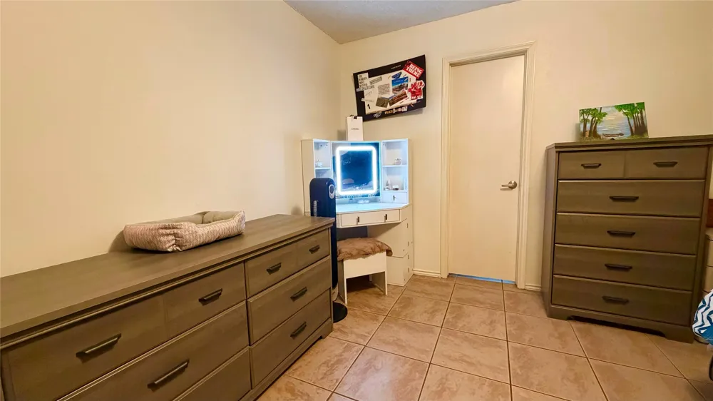 1824 Briar Run Benbrook, TX 76126