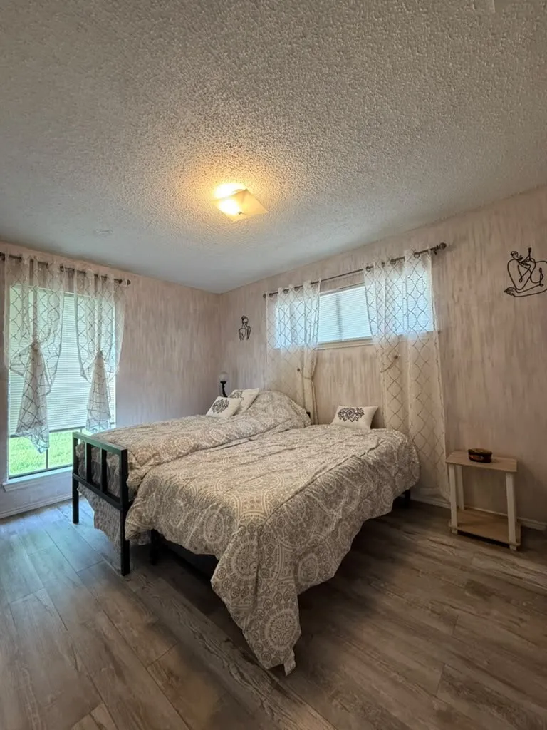 1824 Briar Run Benbrook, TX 76126