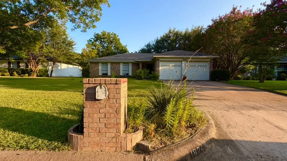 1824 Briar Run Benbrook, TX 76126