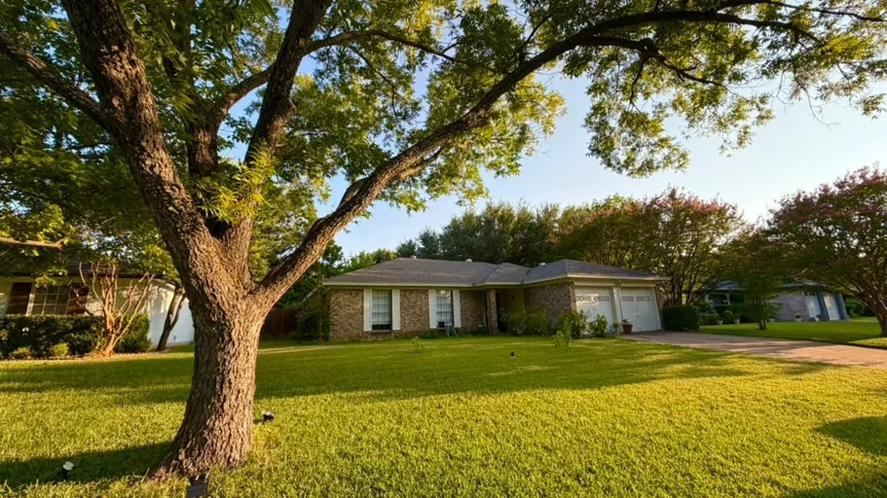 1824 Briar Run Benbrook, TX 76126