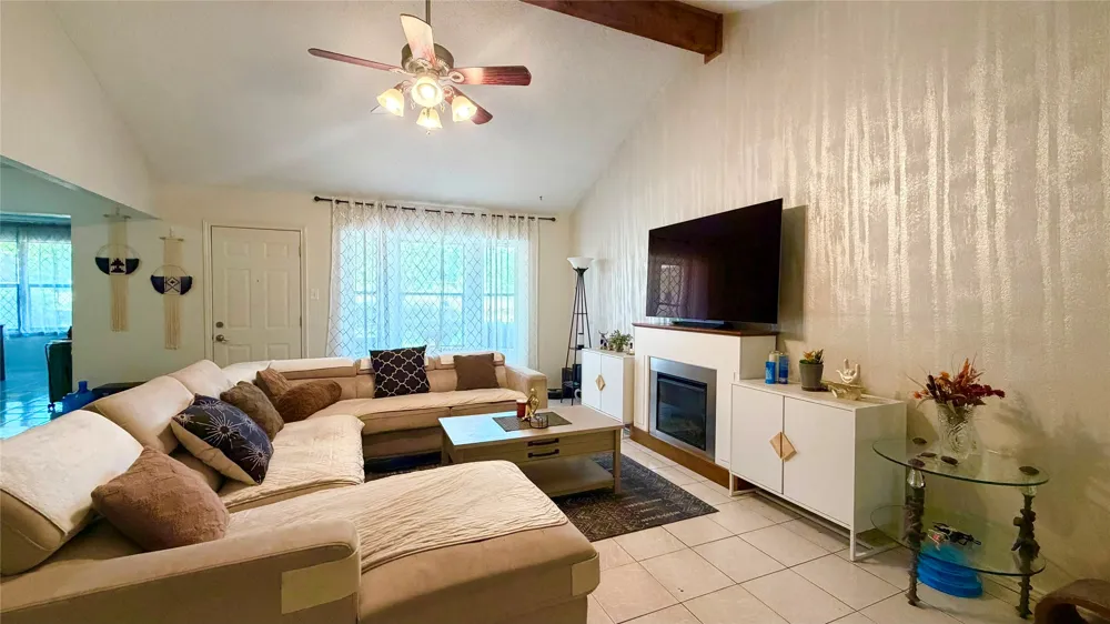 1824 Briar Run Benbrook, TX 76126