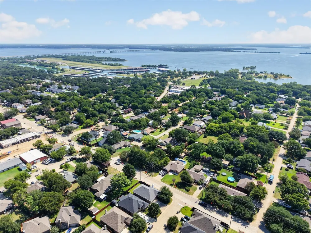 108 S Lakeview Drive Lake Dallas, TX 75065