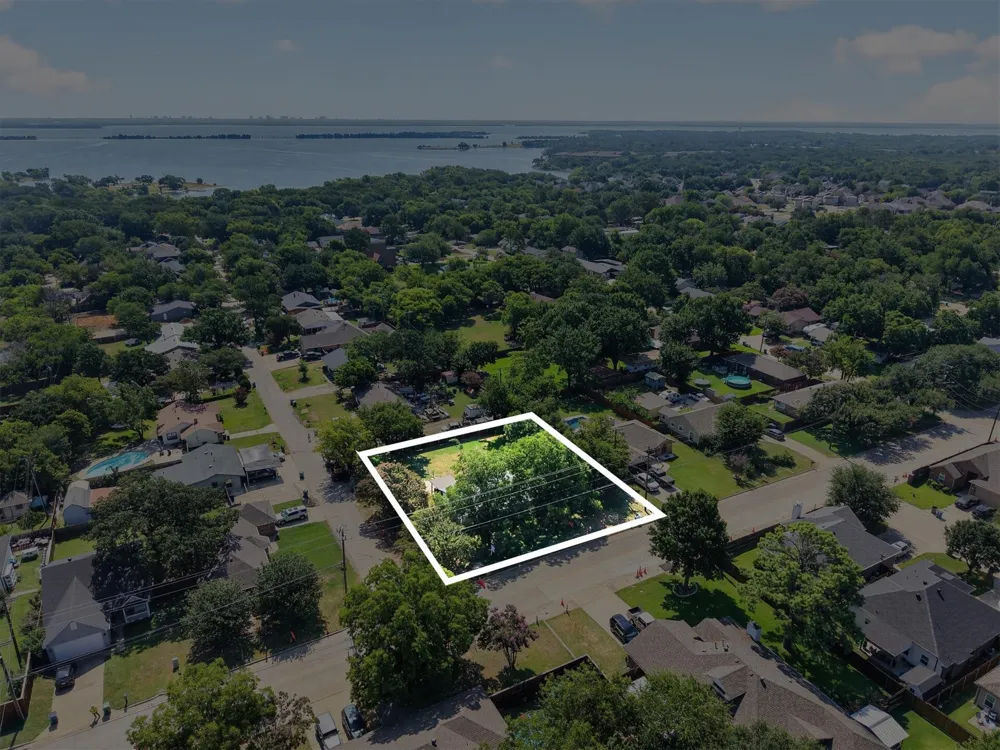 108 S Lakeview Drive Lake Dallas, TX 75065