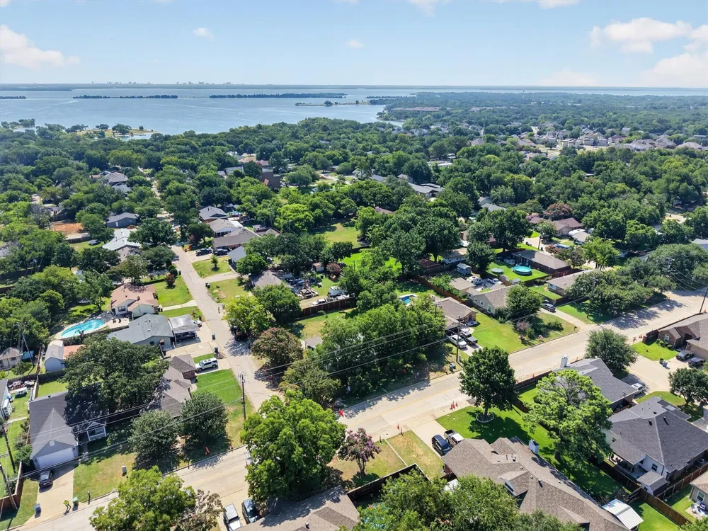 108 S Lakeview Drive Lake Dallas, TX 75065