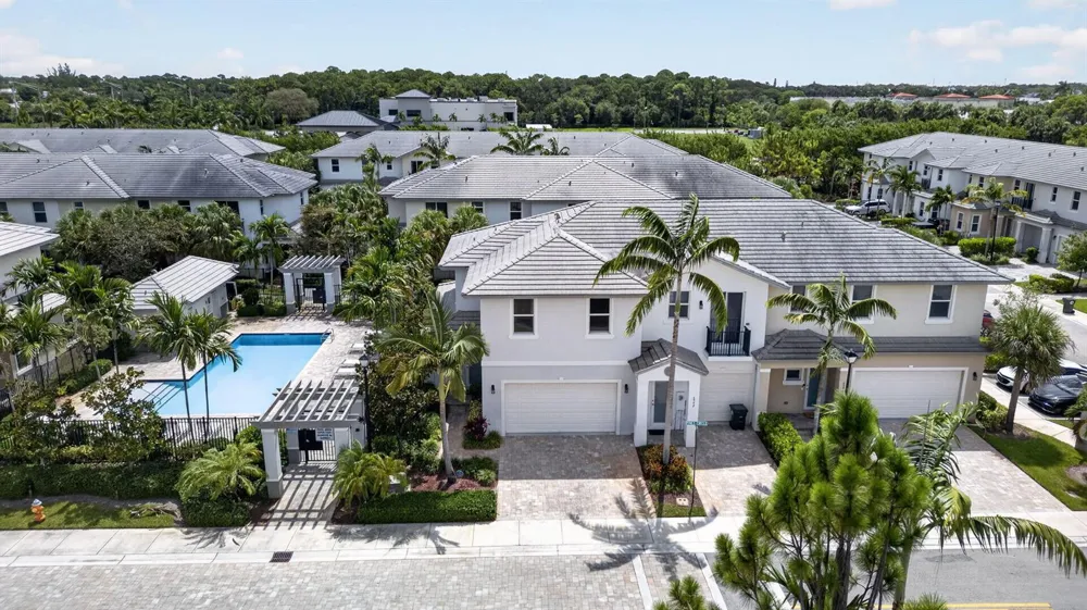 6994 Pines Circle Coconut Creek, FL 33073
