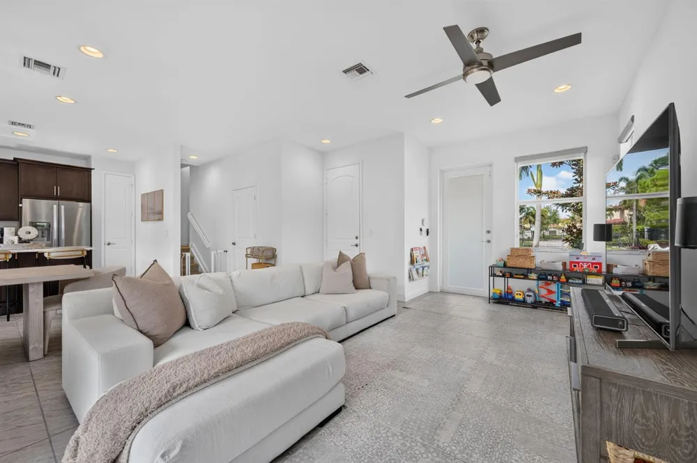 6994 Pines Circle Coconut Creek, FL 33073
