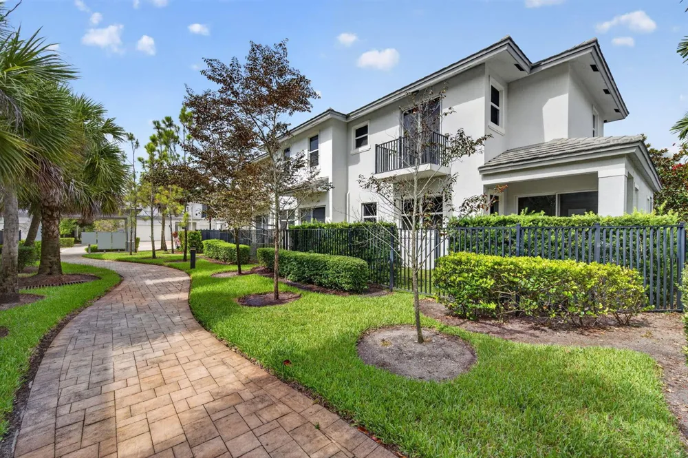 6994 Pines Circle Coconut Creek, FL 33073
