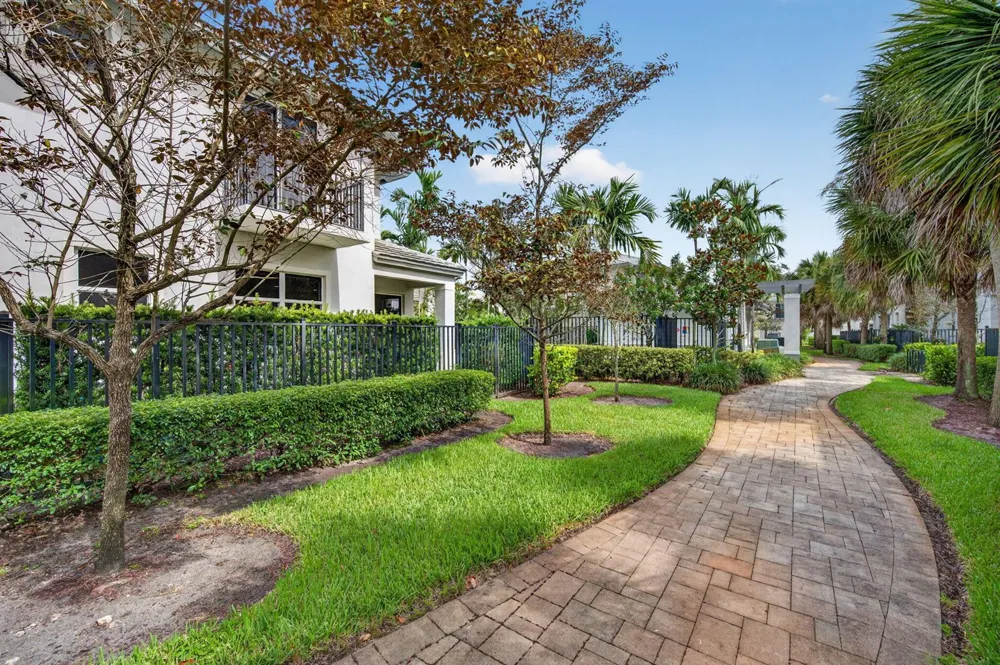 6994 Pines Circle Coconut Creek, FL 33073