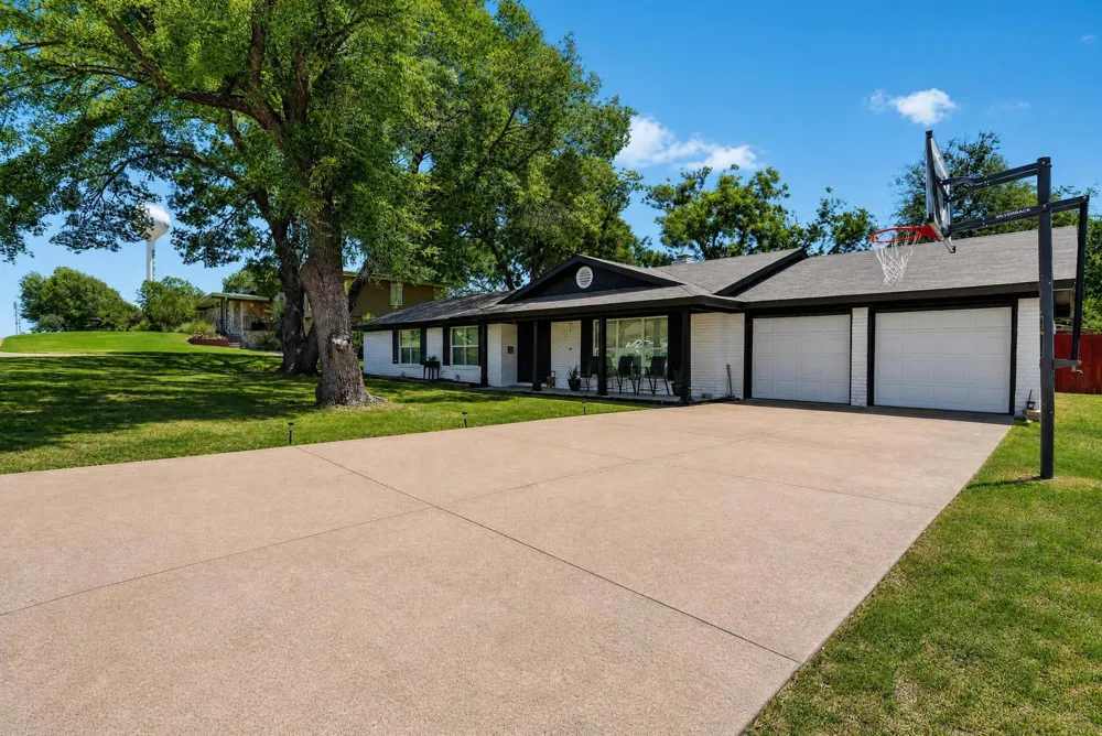 8117 Rush Street Benbrook, TX 76116