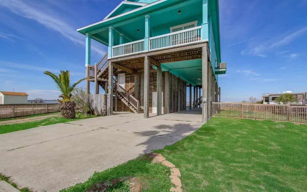1035 Rollover Circle Gilchrist, TX 77617