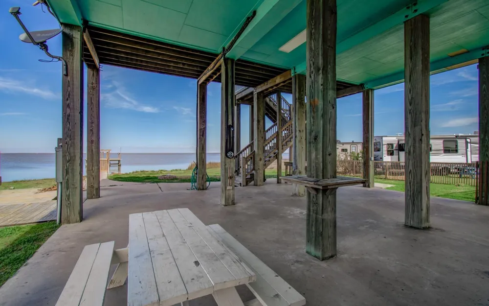 1035 Rollover Circle Gilchrist, TX 77617