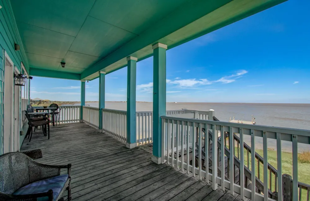 1035 Rollover Circle Gilchrist, TX 77617