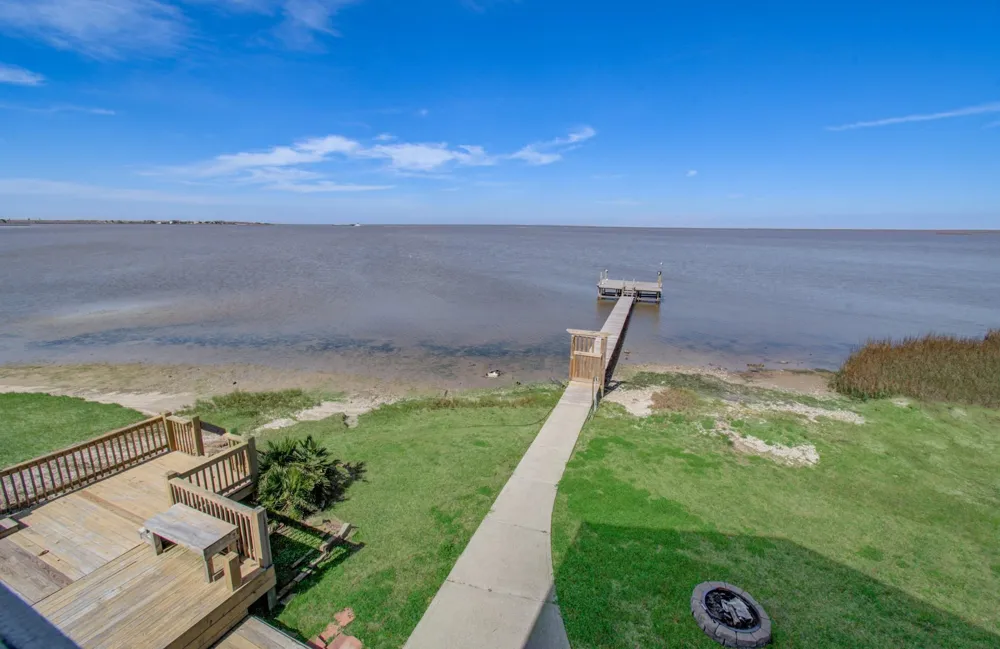 1035 Rollover Circle Gilchrist, TX 77617
