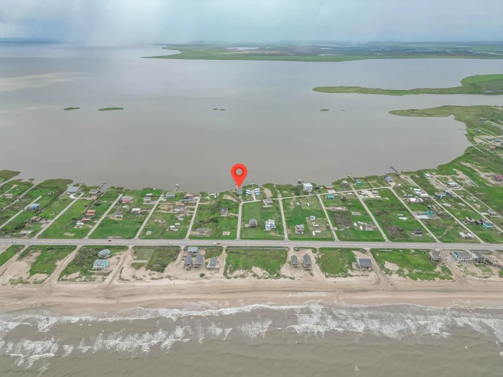 1035 Rollover Circle Gilchrist, TX 77617