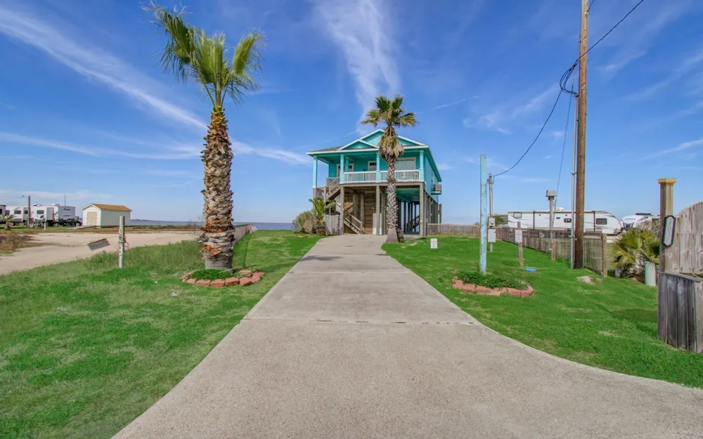 1035 Rollover Circle Gilchrist, TX 77617