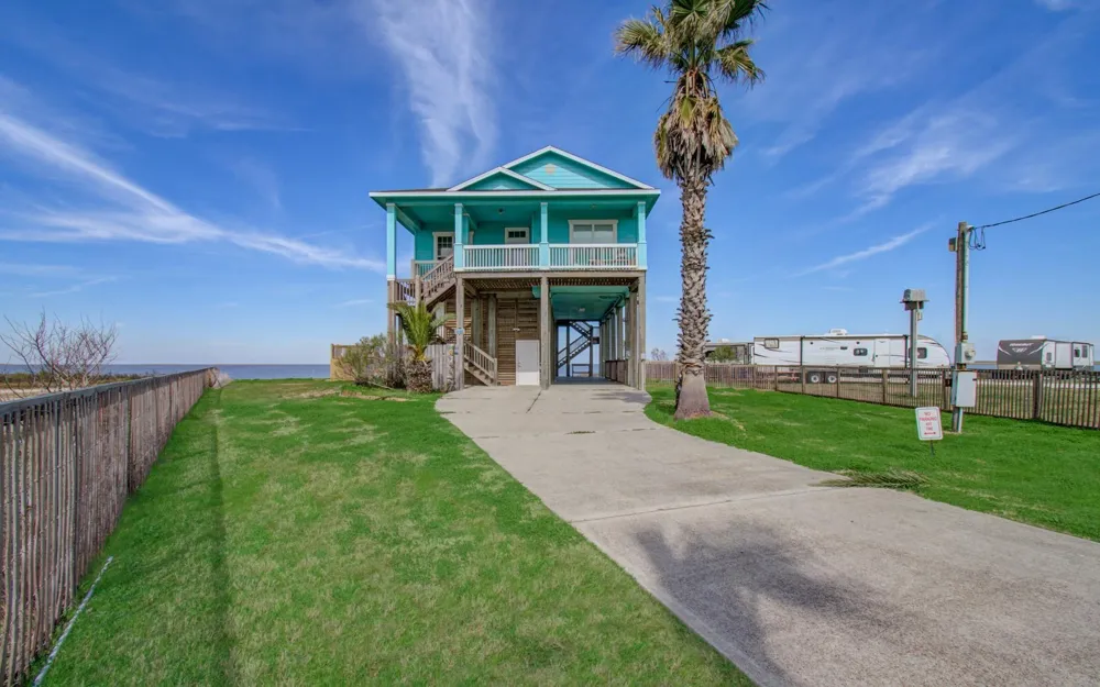 1035 Rollover Circle Gilchrist, TX 77617