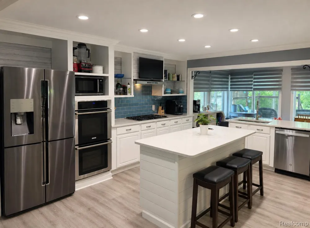 38185 Willowmere Street Harrison Charter Township, MI 48045