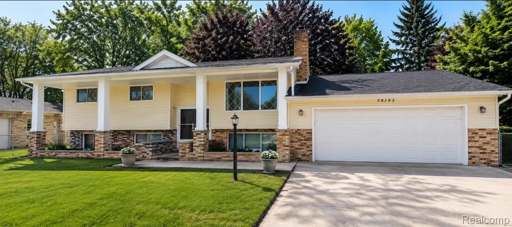 38185 Willowmere Street Harrison Charter Township, MI 48045