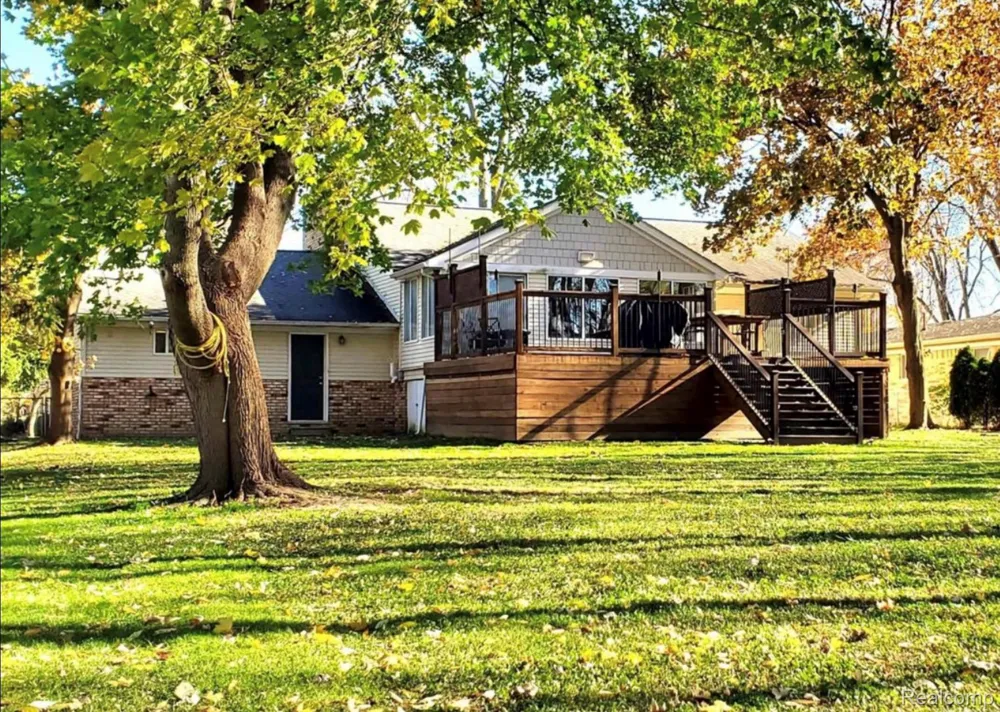 38185 Willowmere Street Harrison Charter Township, MI 48045