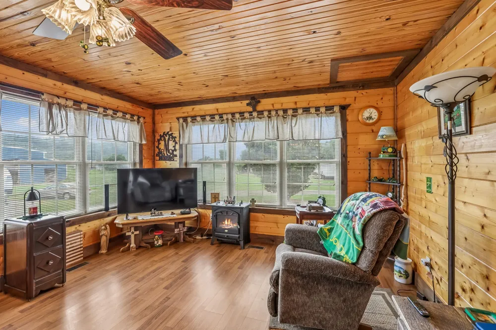 4012 Payne Cove Rd Pelham, TN 37366