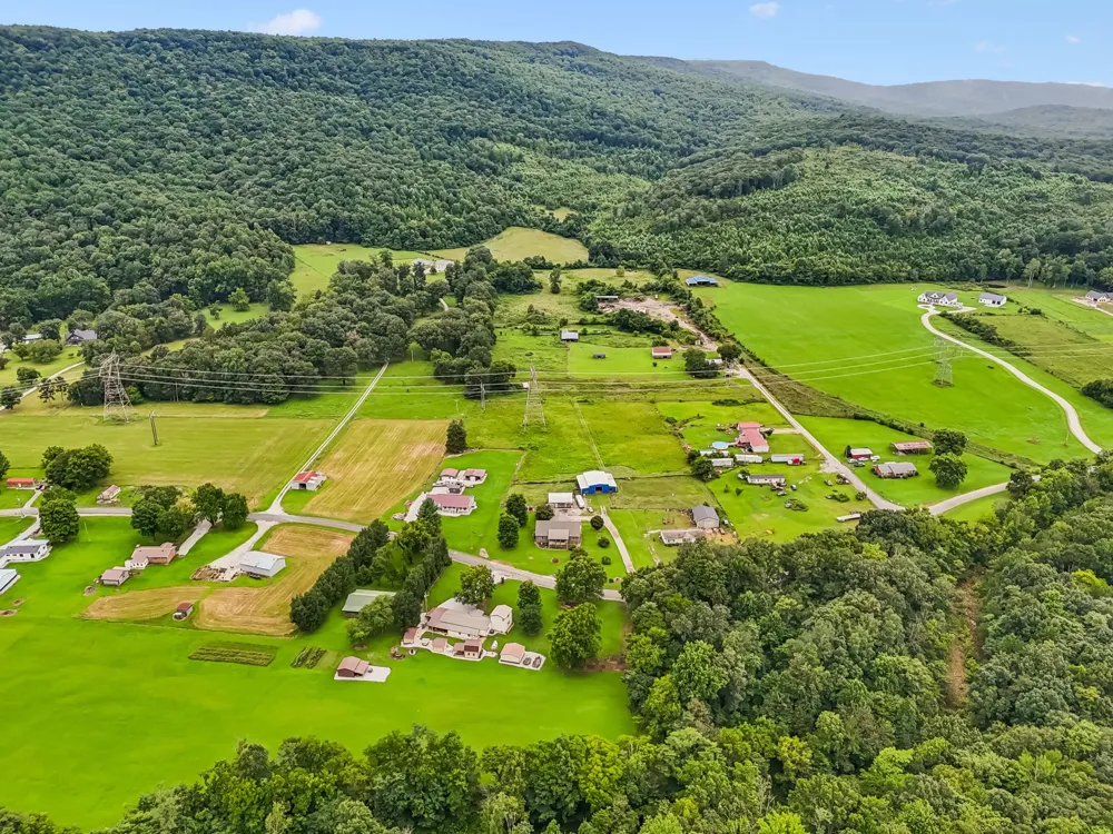 4012 Payne Cove Rd Pelham, TN 37366