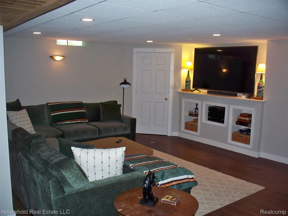 2933 Augusta Drive Commerce Charter Township, MI 48382