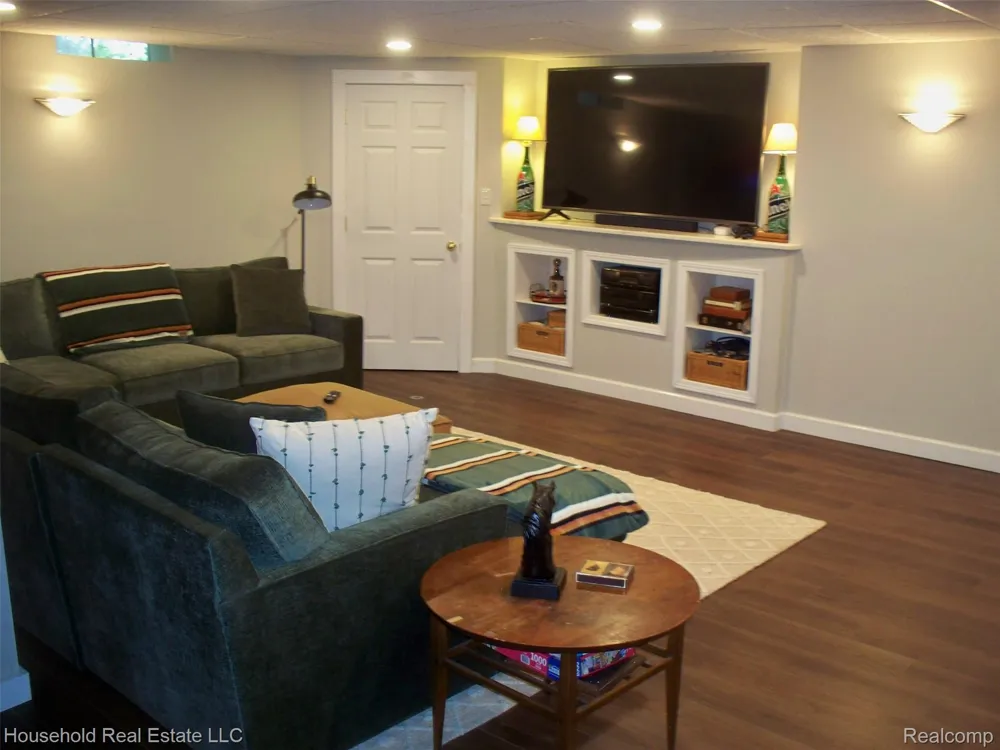 2933 Augusta Drive Commerce Charter Township, MI 48382