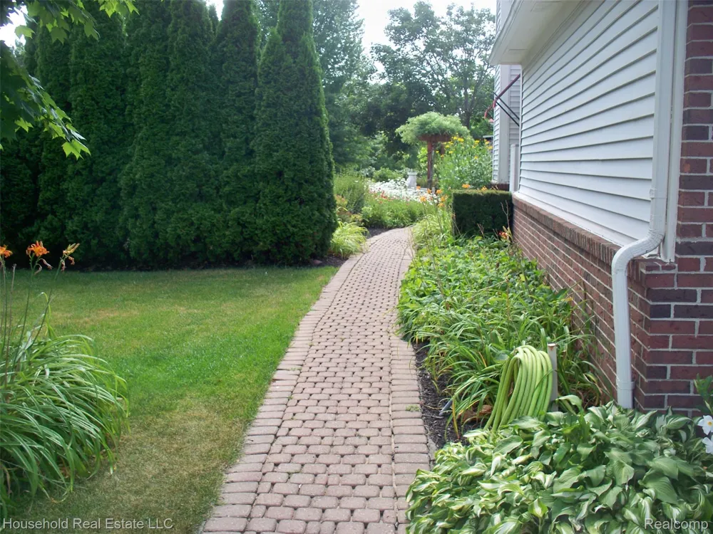 2933 Augusta Drive Commerce Charter Township, MI 48382