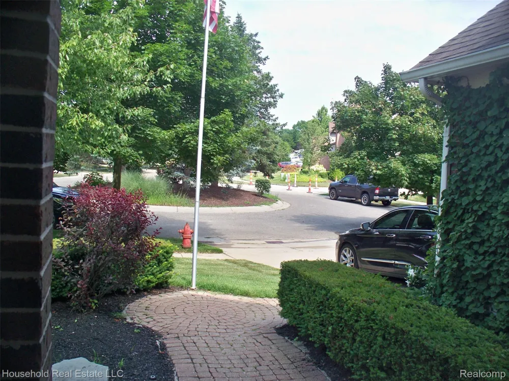 2933 Augusta Drive Commerce Charter Township, MI 48382