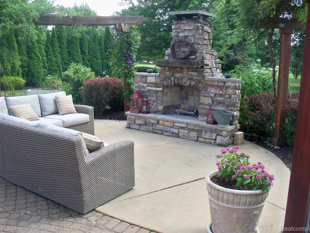 2933 Augusta Drive Commerce Charter Township, MI 48382