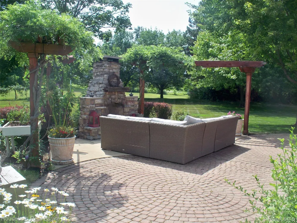 2933 Augusta Drive Commerce Charter Township, MI 48382