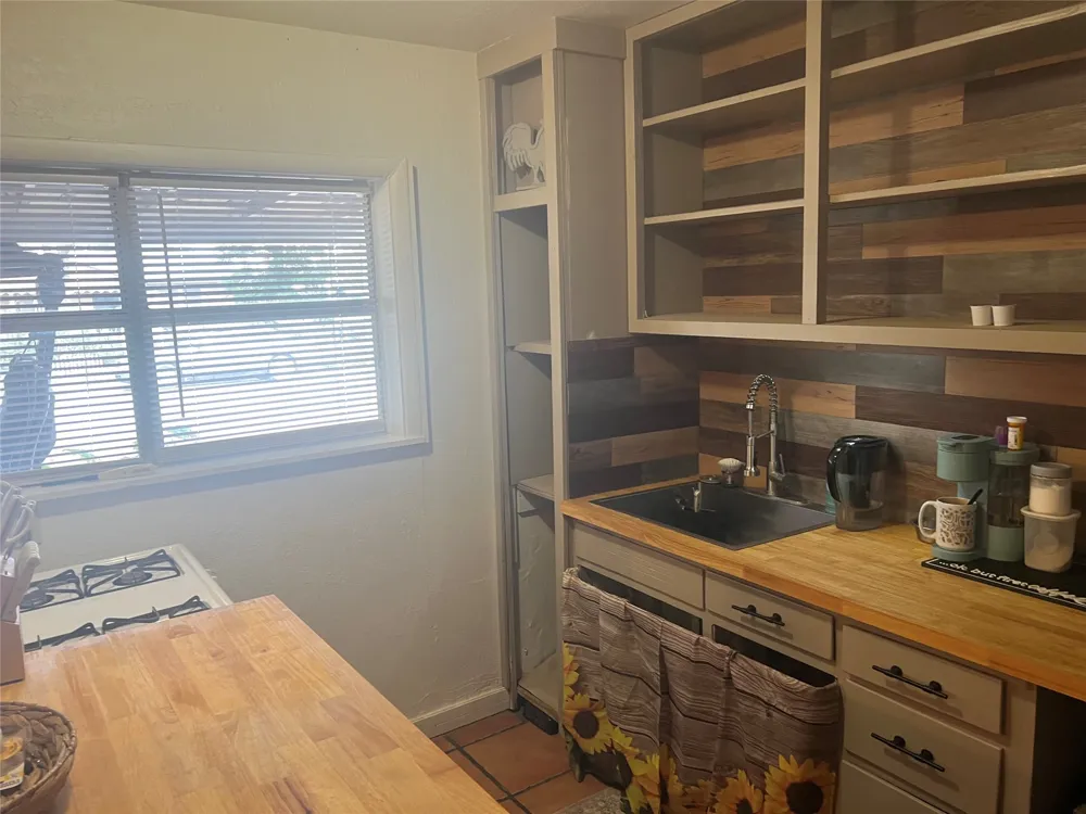 213 drinkard Eden, TX 76837