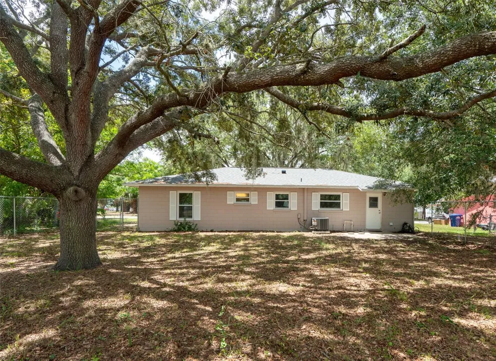 1049 BIRCH BOULEVARD Tavares, FL 32778