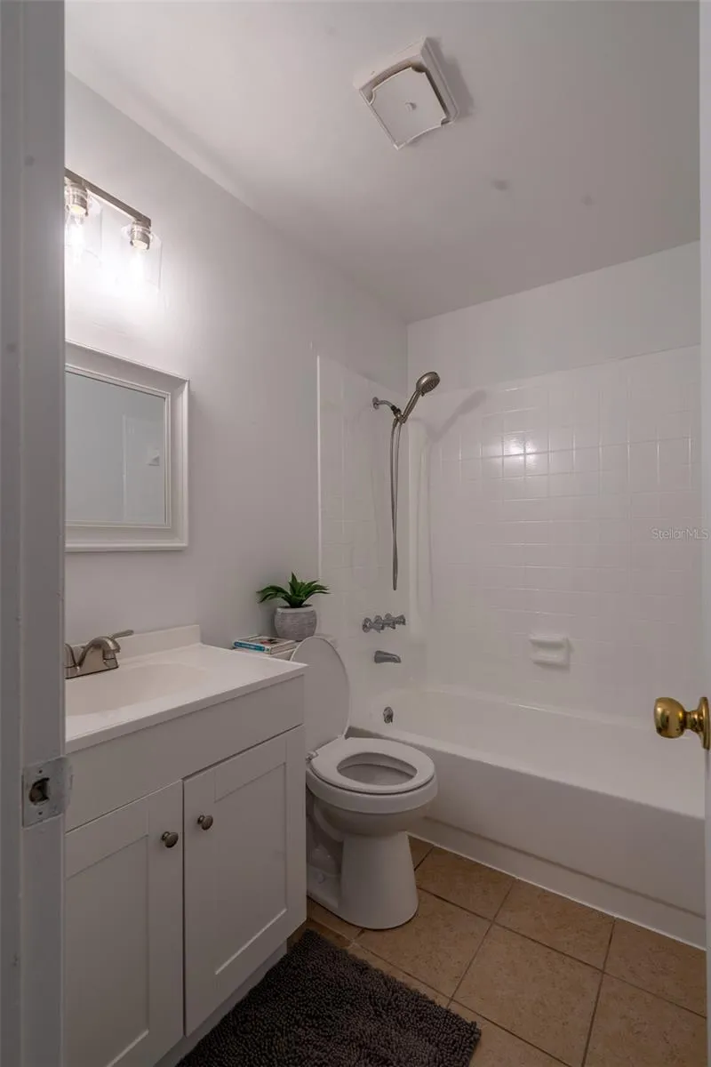 1049 BIRCH BOULEVARD Tavares, FL 32778