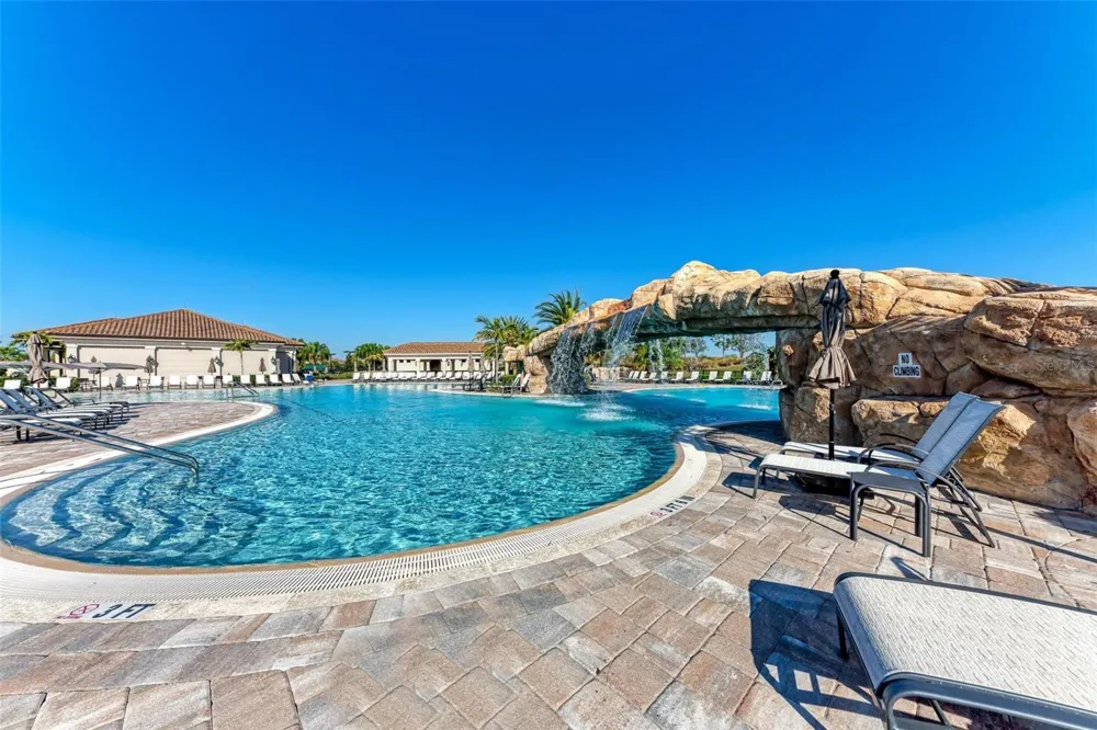 17520 GAWTHROP DRIVE #305 Lakewood Ranch, FL 34211