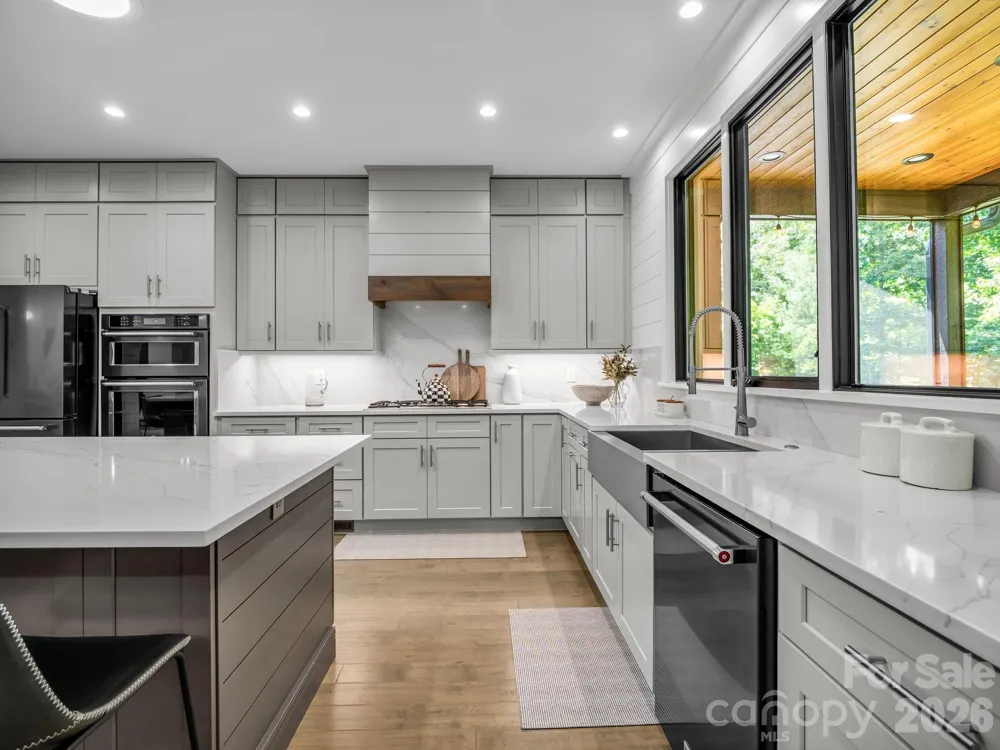 8 Lakeview Drive Fairview, NC 28730