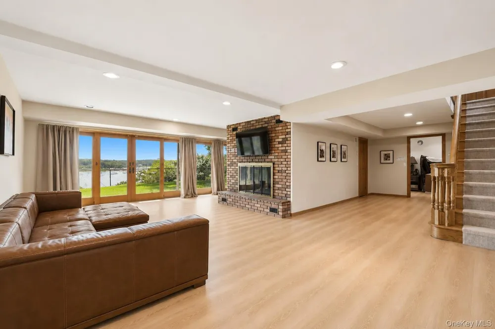 9 Kanes Lane Huntington Bay, NY 11743