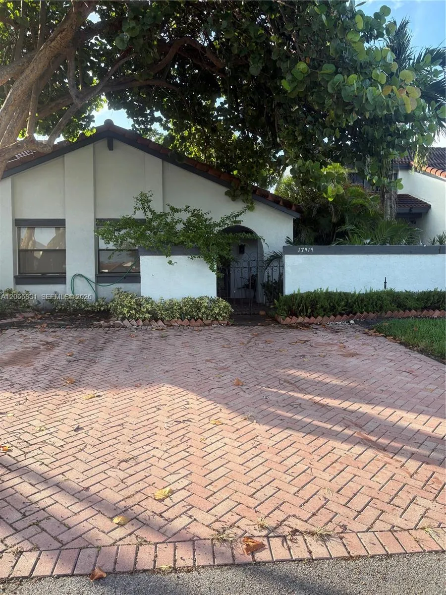 17919 NW 66th Ct Hialeah, FL 33015