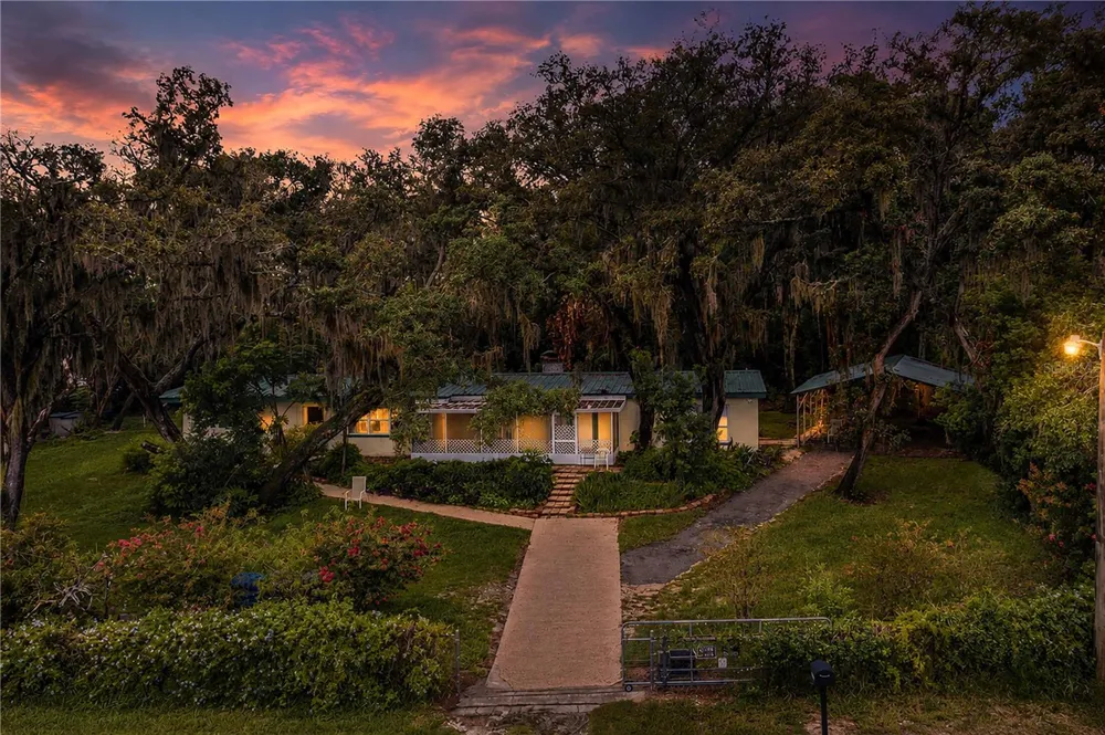 490 TWIN LAKES BOULEVARD Lake Alfred, FL 33850