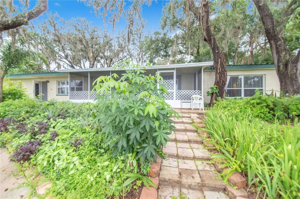 490 TWIN LAKES BOULEVARD Lake Alfred, FL 33850