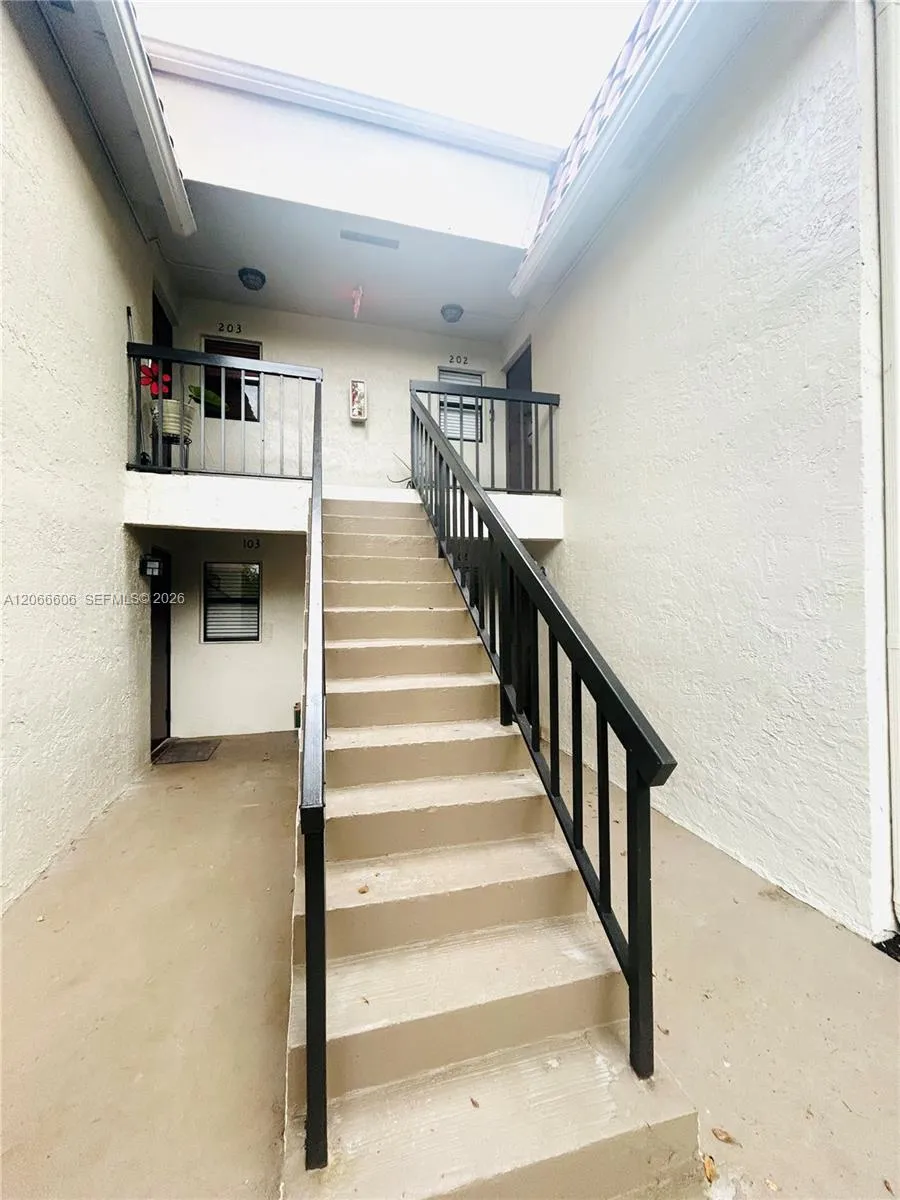 9702 Hammocks Blvd #203 Miami, FL 33196
