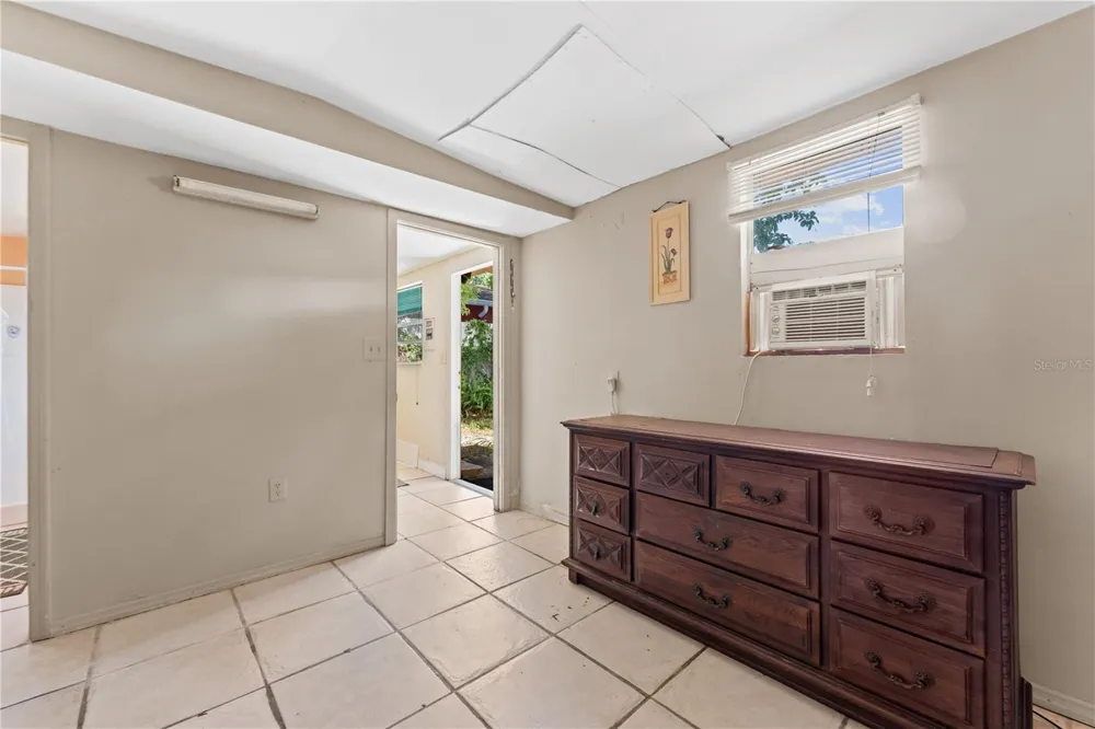 2615 W COMANCHE AVENUE Tampa, FL 33614