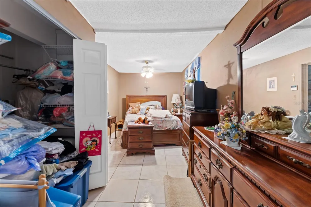2615 W COMANCHE AVENUE Tampa, FL 33614