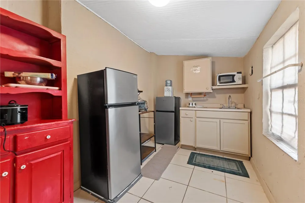 2615 W COMANCHE AVENUE Tampa, FL 33614