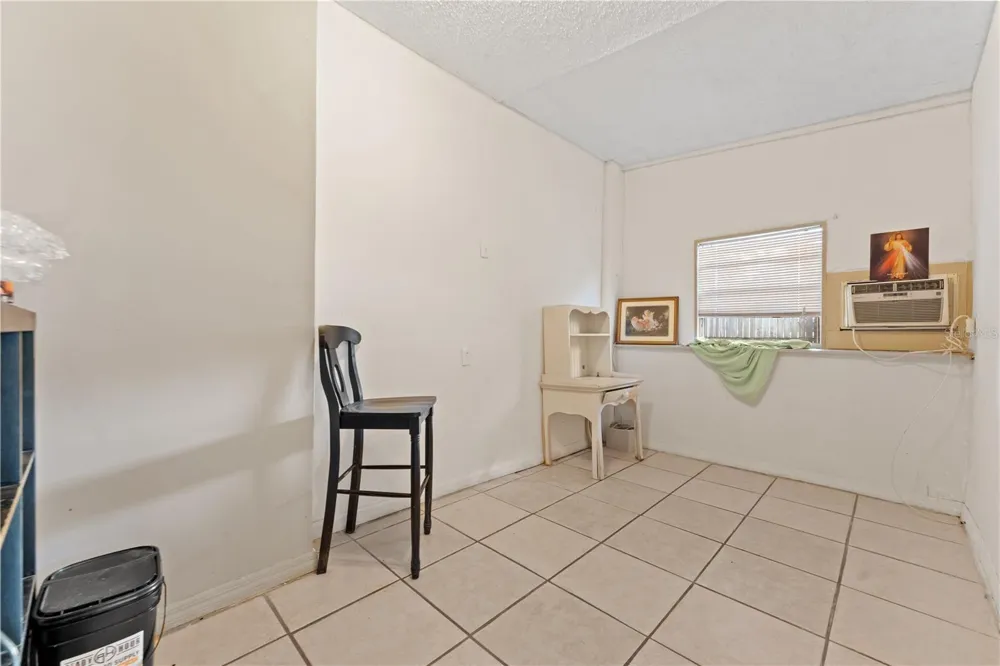 2615 W COMANCHE AVENUE Tampa, FL 33614