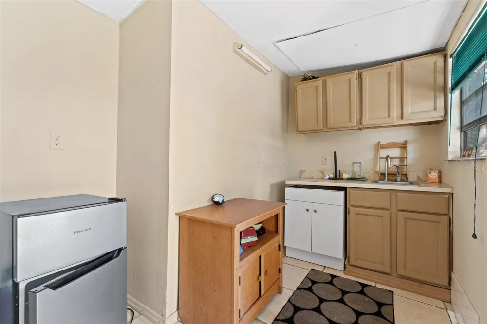 2615 W COMANCHE AVENUE Tampa, FL 33614