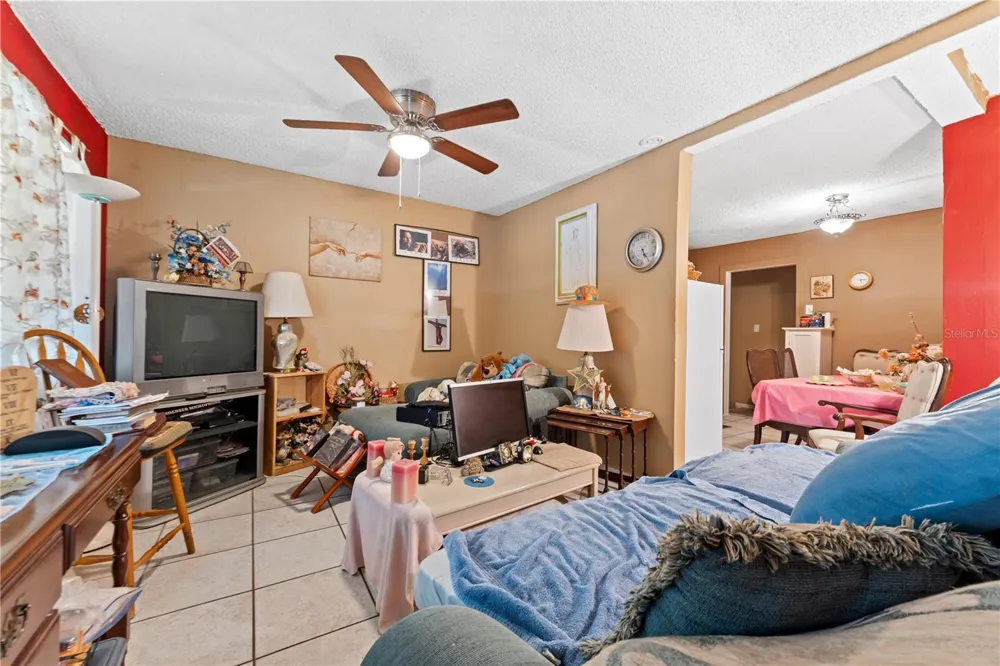 2615 W COMANCHE AVENUE Tampa, FL 33614