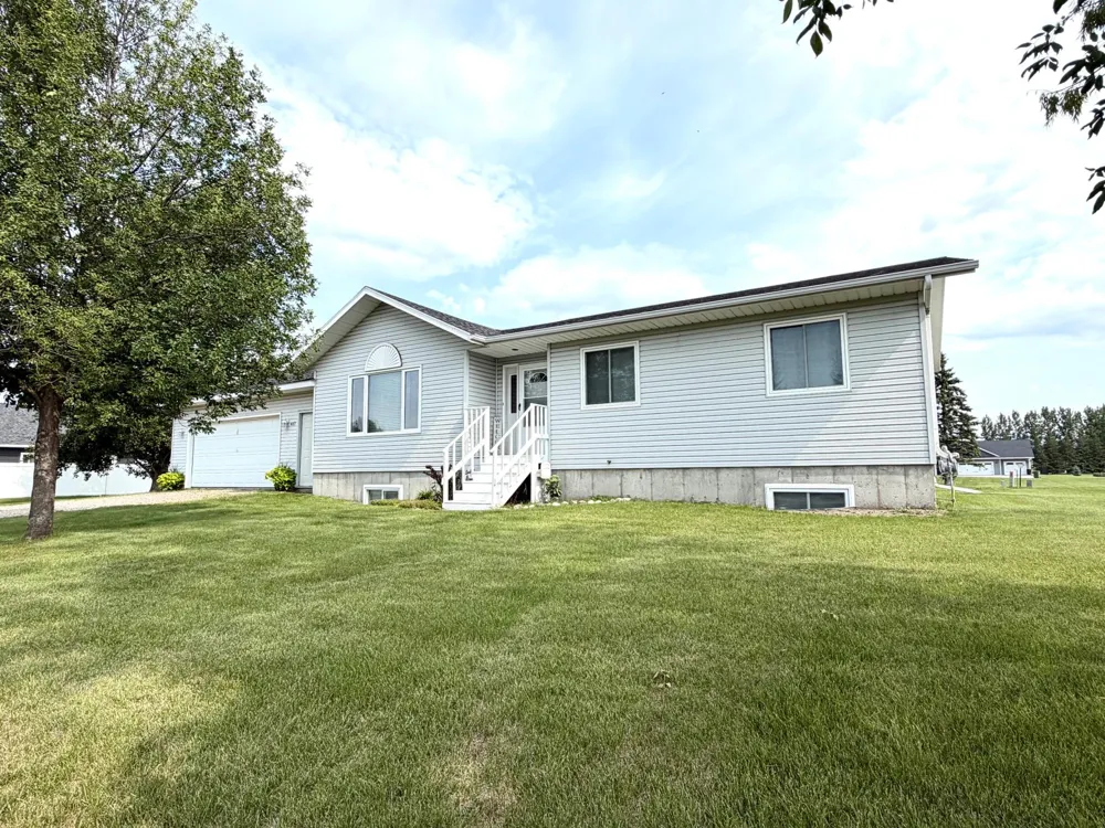 407 Oak Crest Boulevard Roseau, MN 56751